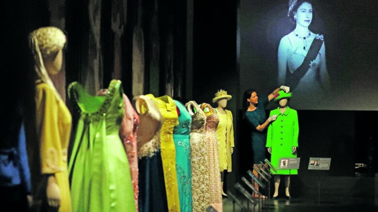Exhiben vestidos de reina Isabel II