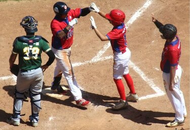 Águilas ganan y siguen firmes en la cima