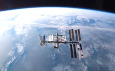 Transbordador espacial deja órbita y vuelve a Tierra