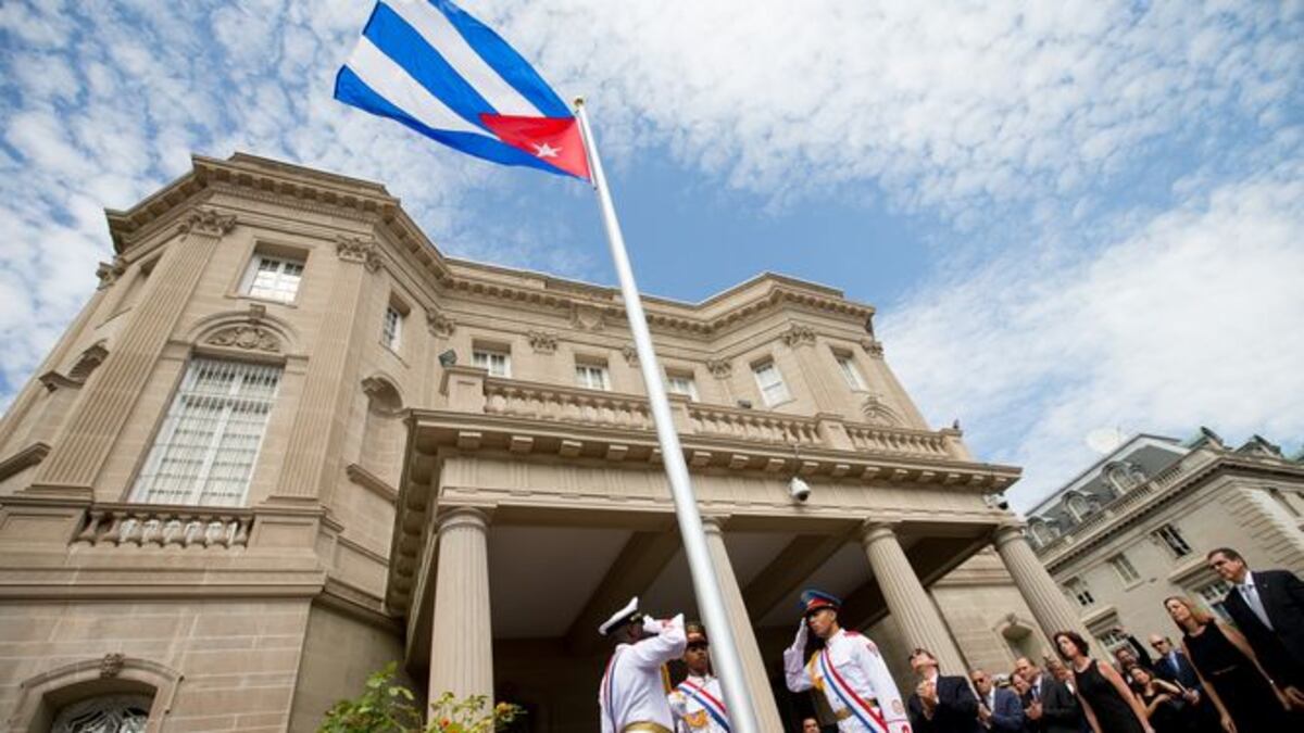 Izan la bandera cubana en nueva embajada de la isla en Washington