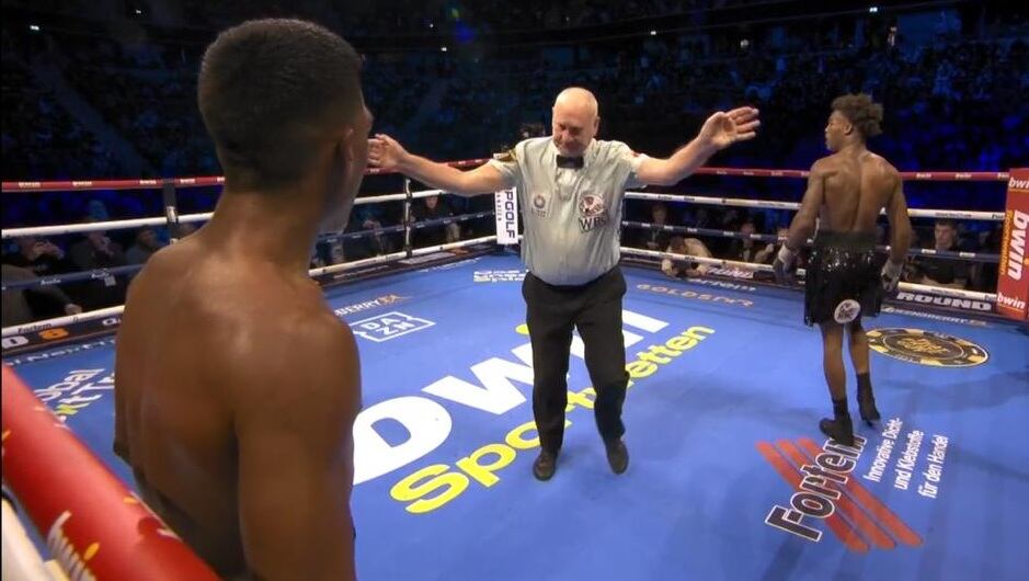 Polémica por nocaut técnico en pelea por título mundial de boxeo