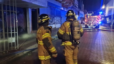 Bomberos controlan incendio en un almacén de la Peatonal, en Santa Ana
