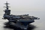 Barcos iraníes que iban a Yemen huyen de buques estadounidenses