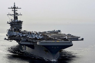 Barcos iraníes que iban a Yemen huyen de buques estadounidenses