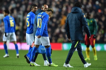 Neymar sale lesionado en partido amistoso de Brasil