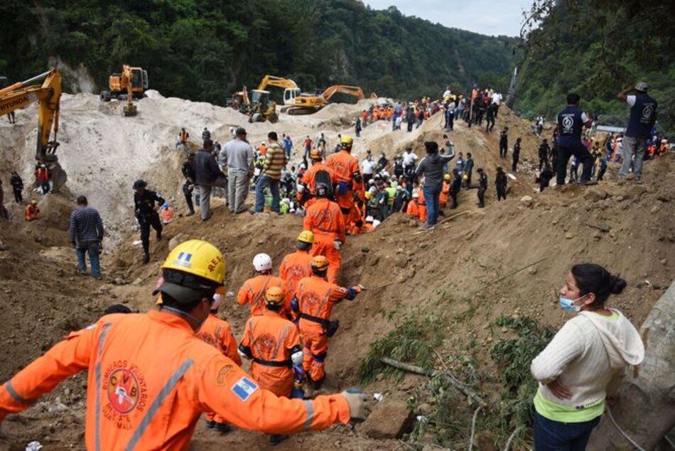 Aumentan a 56 los muertos por alud en Guatemala