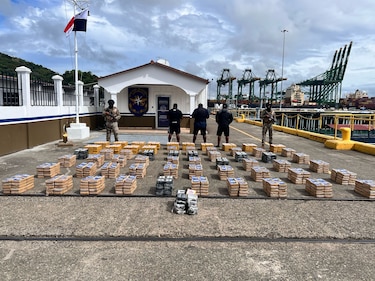 Autoridades incautan más de 1,400 paquetes de presunta droga