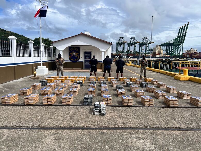 Autoridades incautan más de 1,400 paquetes de presunta droga