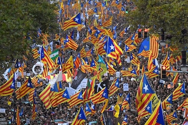 Decenas de miles de manifestantes exigen declarar independencia de Cataluña