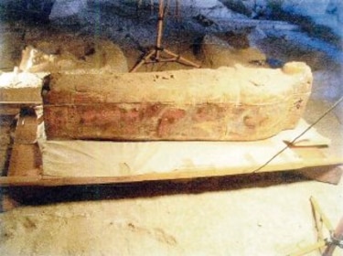 Hallan sarcófago y momia de una cantora de Amón