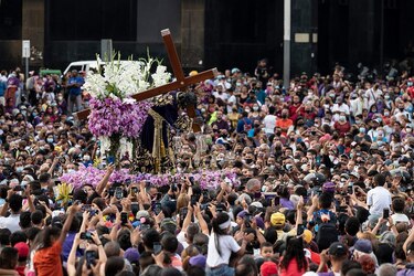 Caraqueños vuelven a la tradicional procesión tras dos años de restricciones por la pandemia