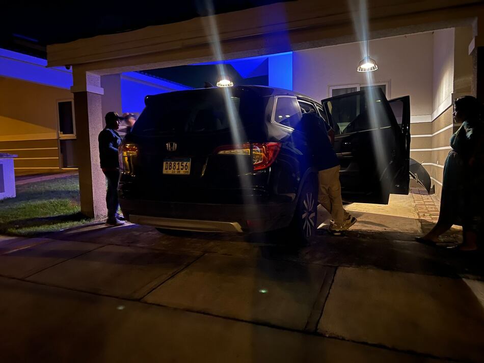 Fiscalía confisca camioneta de Bernardo Meneses durante diligencia