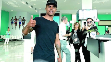 Douglas Costa firma con la Juventus
