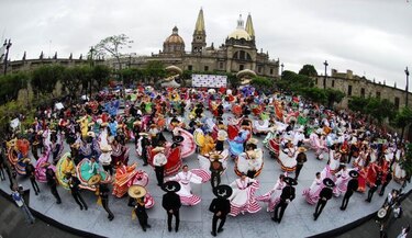 Mexicanos imponen récord Guinness al mayor ballet folclórico del mundo