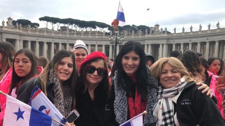 Papa Francisco saluda a un grupo de panameñas en la plaza de San Pedro: 'Habéis venido para llevarme'