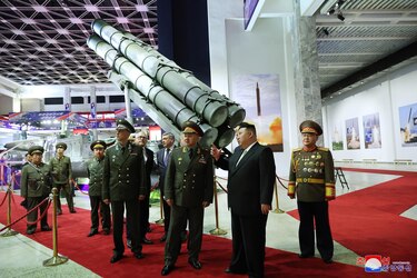 Corea del Norte exhibe su armamento más sofisticado con el beneplácito de Rusia y China