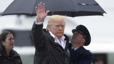 Trump llega a Texas para reunirse con los afectados por Harvey