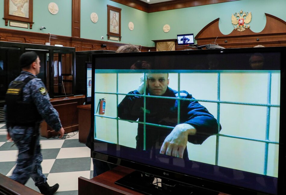 Navalny cambia de idea y llama a los rusos a votar a cualquier candidato menos Putin