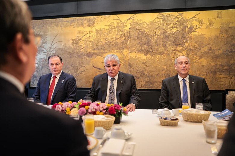 Mulino anuncia en Japón reforma al registro de buques panameños