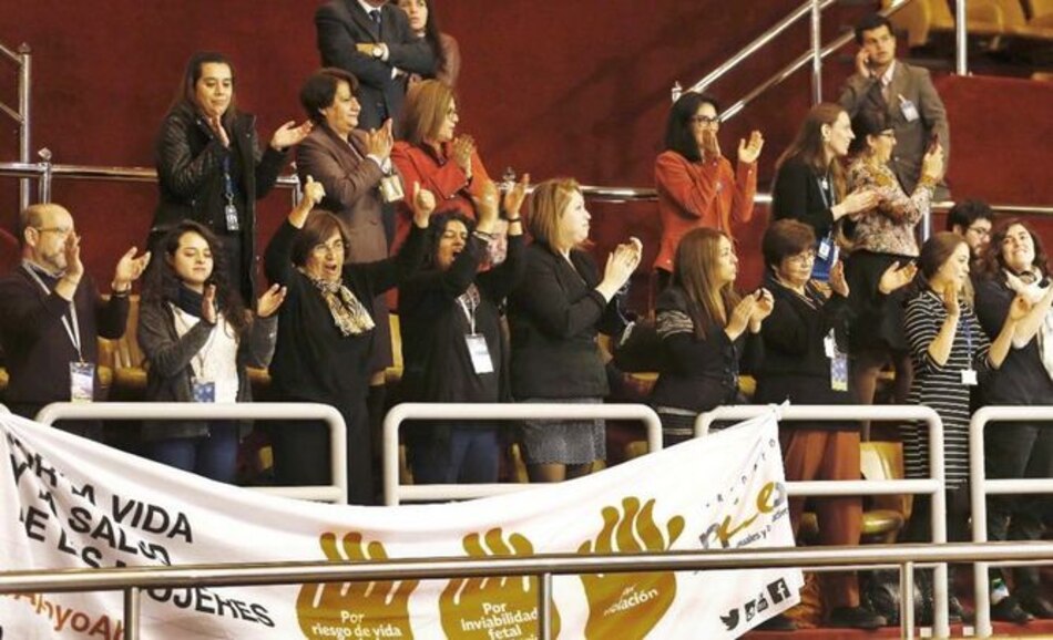 Congreso chileno aprueba emblemática ley que despenaliza aborto terapéutico