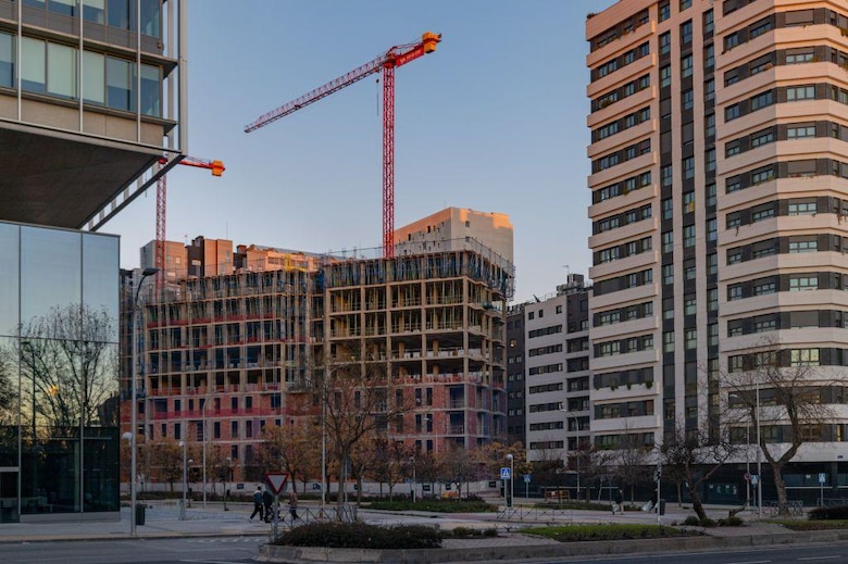 Por qué los grandes fondos de inversión de Estados Unidos apostaron por comprar casas en España y qué papel tienen en la crisis de vivienda