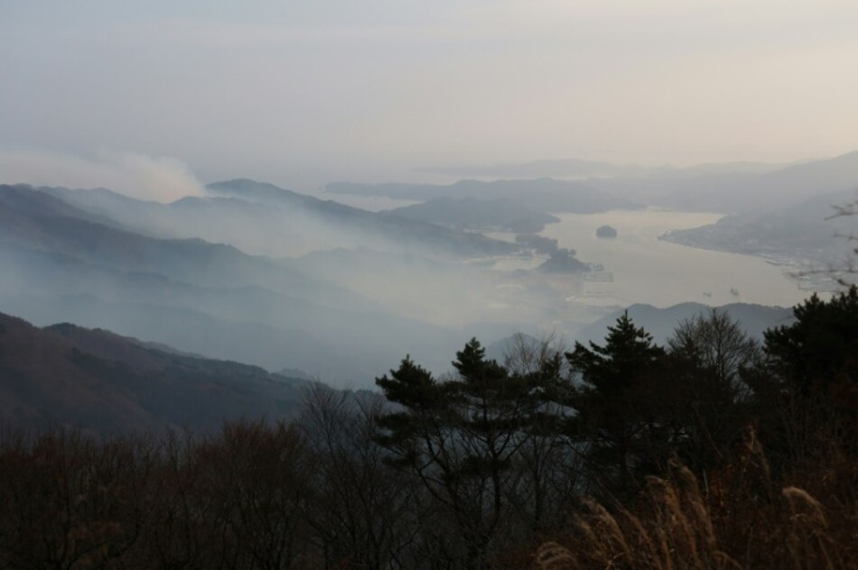 Japón moviliza a más de 2,000 bomberos para luchar contra su mayor incendio forestal en décadas