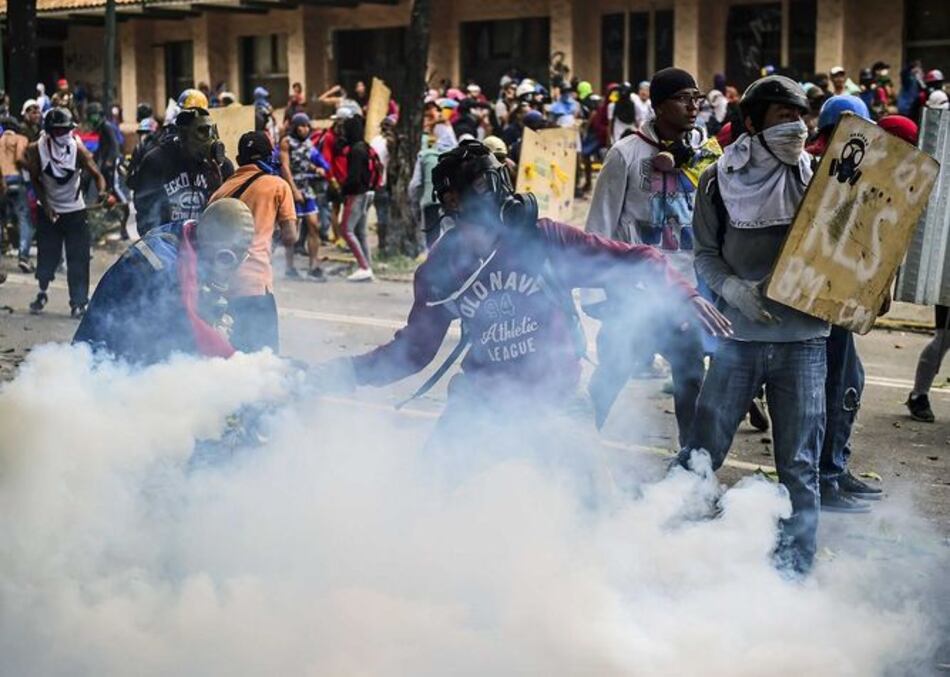 Maduro encara fuerte presión opositora e internacional entre violentas protestas