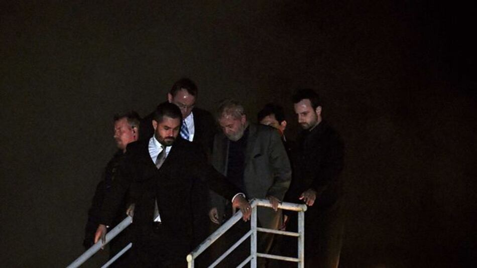 Expresidente Lula da Silva pasa su primera noche en prisión