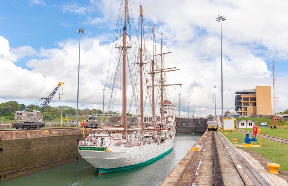 En fotos, así fue el cruce por el Canal de Panamá del buque escuela con la princesa Leonor