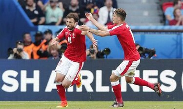 Suiza se acerca a octavos tras empatar con Rumania