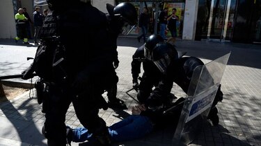 Separatistas catalanes se enfrentan con policía en protesta