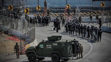 Arrestan a 42 migrantes que ingresaron a Estados Unidos por la frontera con México