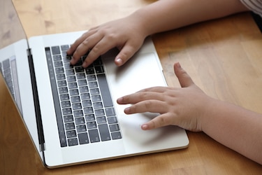 Compra de laptops del Meduca queda desierta; recomiendan software educativo