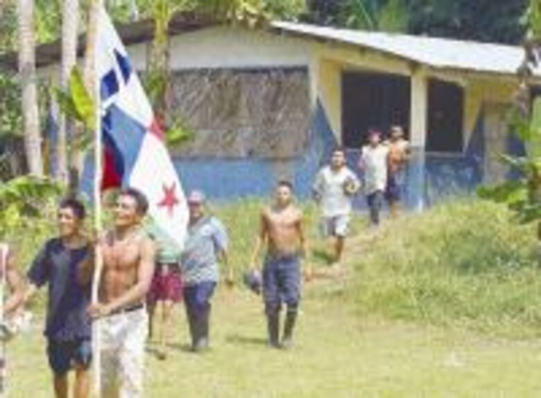 Paramilitares asesinan y saquean