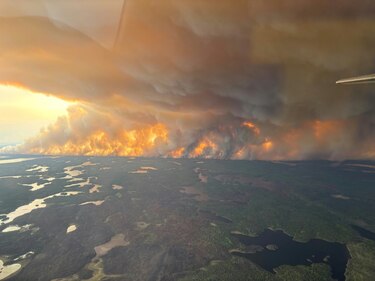 Cientos de incendios forestales avanzan en Canadá; su humo llega a Estados Unidos y Europa