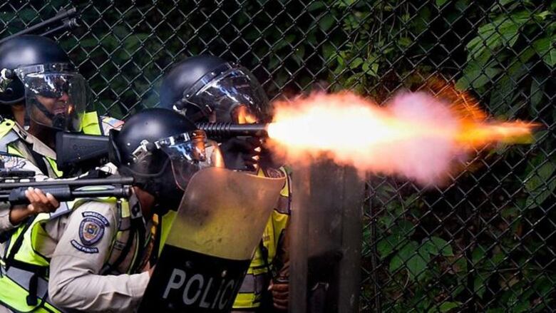 Video: Chavistas golpean con tubos a diputados opositores en Venezuela