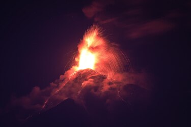 Autoridades recomiendan evacuar a 30,000 guatemaltecos por erupción del volcán de Fuego