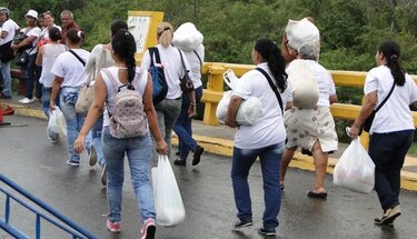 Venezolanas cruzan frontera con Colombia en busca de alimentos