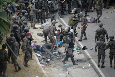 Fuerzas de seguridad frenaron caravana migrante en Guatemala con gas lacrimógeno y palos