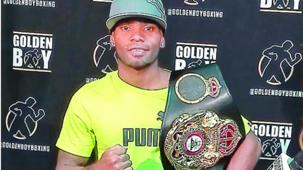 El panameño posa con su fajín de campeón mundial.CORTESÍA