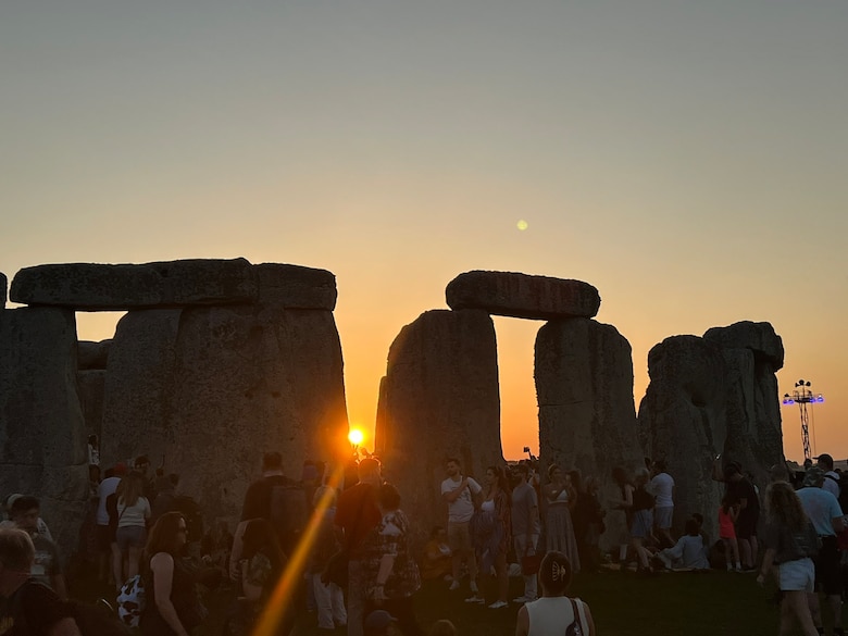 Unas 25,000 personas celebran el solsticio de verano en Stonehenge pese a la ola de calor