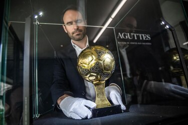 Al Balón de Oro que ganó Maradona en 1986 será subastado dentro de tres semanas