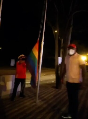 Vandalizan dos banderas del arcoíris en el Museo de la Democracia; hoy se izaron nuevamente