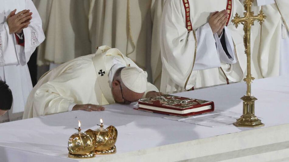 Cracovia: El papa Francisco visita lugares en honor de santos polacos