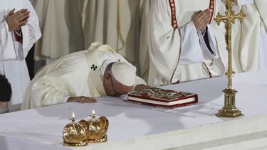 Cracovia: El papa Francisco visita lugares en honor de santos polacos
