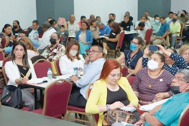 Capacitan personal educativo en manejo de guías didácticas