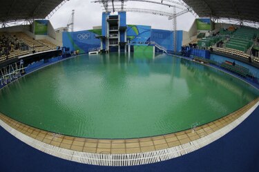 Agua verde en piscina de clavados fue por falta de productos químicos