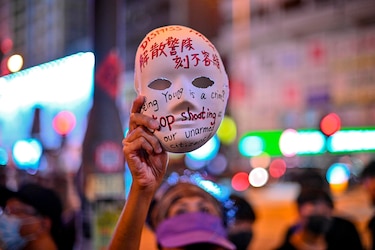Manifestantes con máscaras desafían al gobierno de Hong Kong
