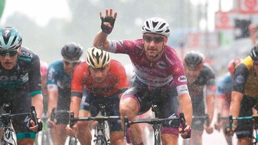 El italiano Elia Viviani gana la etapa del Giro