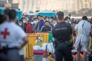 España habilitará carpas y campamentos para acoger a 7 mil migrantes en Canarias